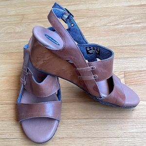 Dr Schollls Comfy Wedge Shoe. Size 8.5.  Gently worn, great condition.